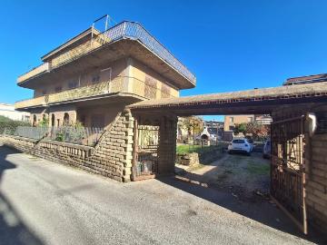Villetta bifamiliare in vendita di 225 m² in Via Catanzaro, 14