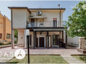 Villetta bifamiliare in vendita di 225 m² in Via L. C. Farini, 444