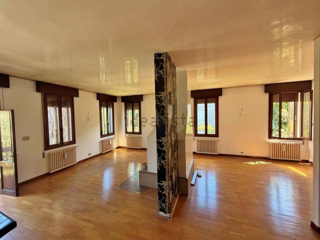Villetta bifamiliare in vendita di 225 m² in Via Monte Grappa