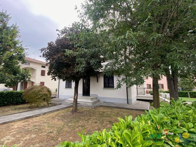 Villetta bifamiliare in vendita di 192 m² in Via Pietro Nenni, 9