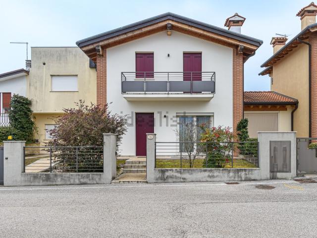 Villetta bifamiliare in vendita di 225 m² in Via Praelle, 9