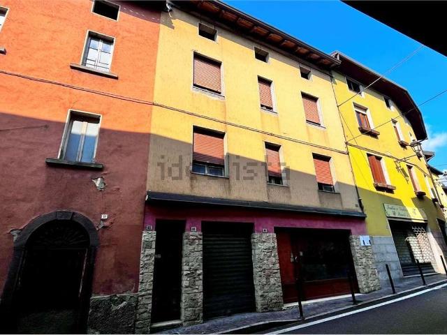 Villetta bifamiliare in vendita di 225 m² in Via Regina Elena, 85