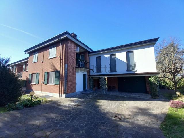 Villetta bifamiliare in vendita di 225 m² in Via San Francesco D&apos Assisi