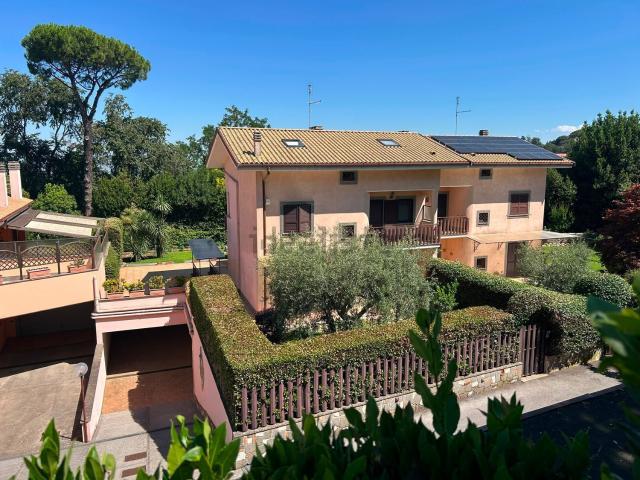Villetta bifamiliare in vendita di 225 m² in Viale John Fitzgerald Kennedy