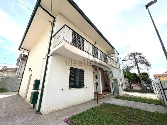 Villetta bifamiliare in vendita di 225 m² in Viale Treviso