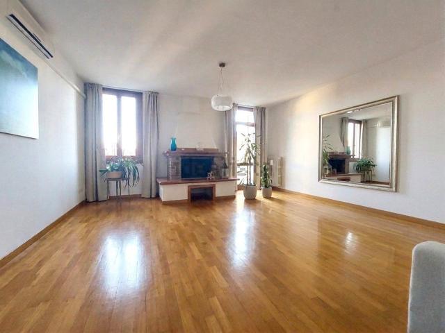 Villetta bifamiliare in vendita di 225 m²