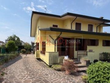Villetta bifamiliare in vendita di 225 m²