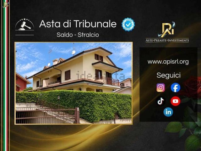 Villetta bifamiliare in vendita di 226 m² in Via Arno, 45