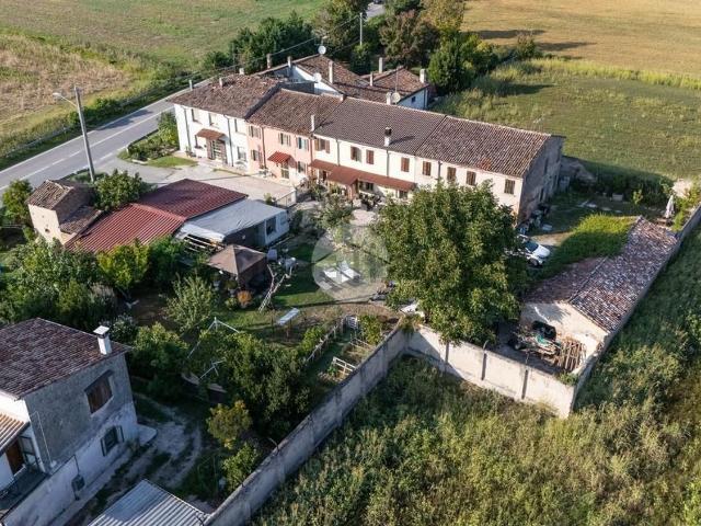 Villetta bifamiliare in vendita di 226 m² in Via Cisa, 267