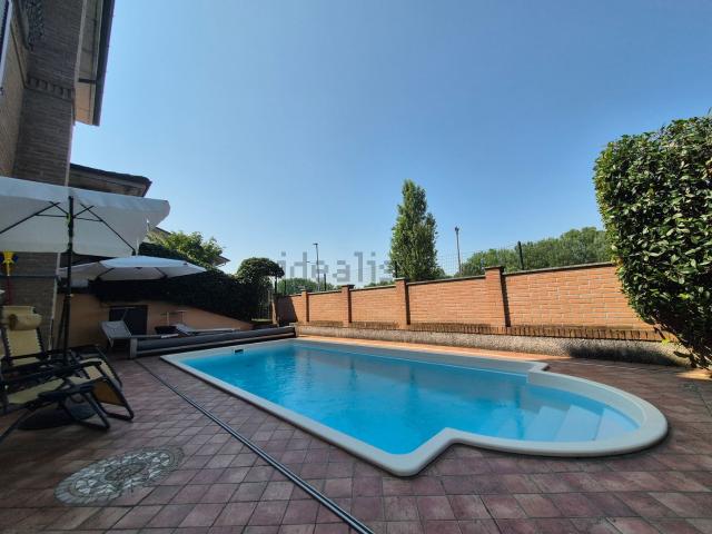Villetta bifamiliare in vendita di 226 m² in Via Monsignor C. Angelini, 1