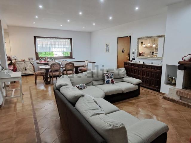 Villetta bifamiliare in vendita di 226 m² in Via Niccolò Machiavelli