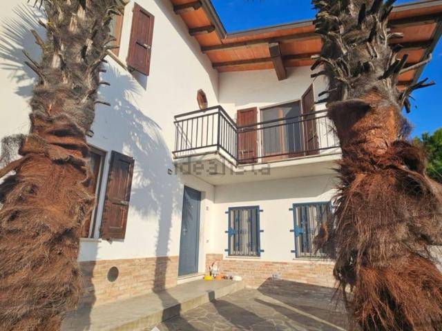 Villetta bifamiliare in vendita di 226 m² in Via Pradone, 3