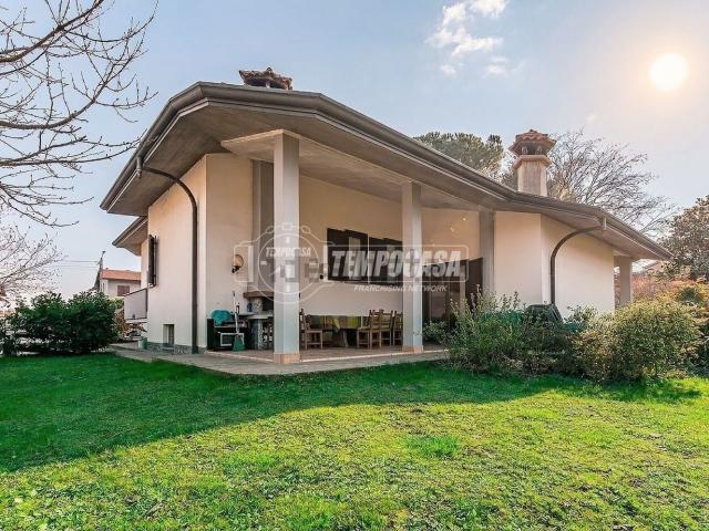 Villetta bifamiliare in vendita di 226 m² in Viale Europa, 68