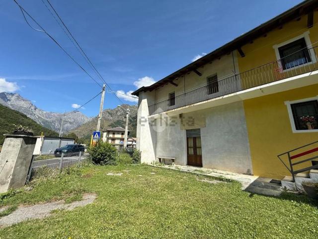 Villetta bifamiliare in vendita di 228 m² in Via Torino, 11