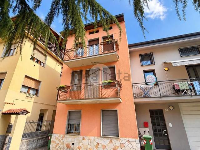 Villetta bifamiliare in vendita di 228 m² in Via Cere, 19