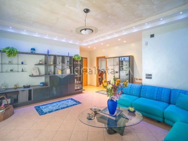 Villetta bifamiliare in vendita di 228 m² in Via Giovanni Gentile
