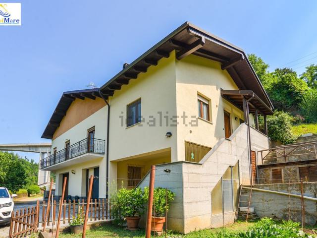 Villetta bifamiliare in vendita di 228 m² in Via Giuseppe Verdi, 19