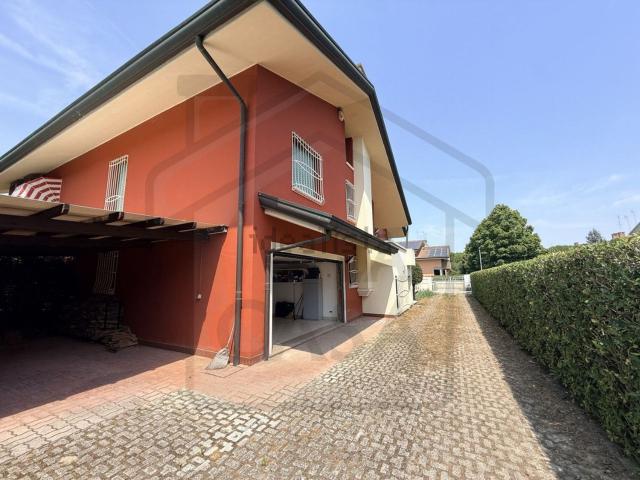 Villetta bifamiliare in vendita di 228 m² in Via Moretto da Brescia