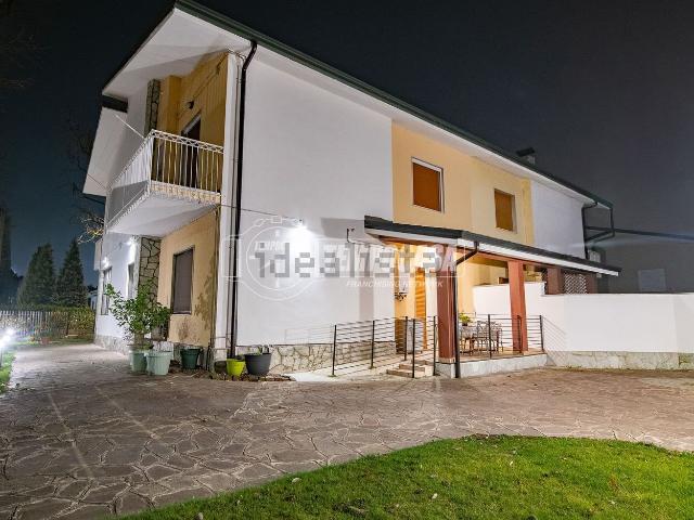 Villetta bifamiliare in vendita di 228 m² in Via Padre Pietro Galastri