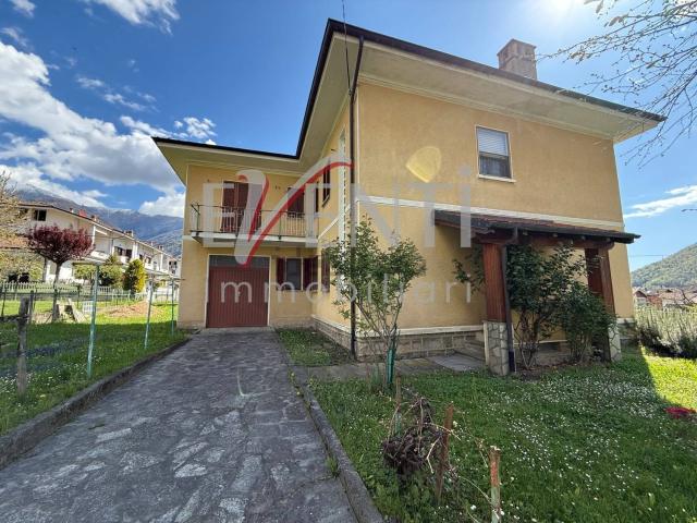 Villetta bifamiliare in vendita di 228 m² in Via Riccardo Balmas, 14