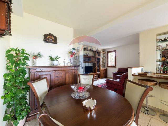 Villetta bifamiliare in vendita di 228 m² in Viale G. Matteotti, 101