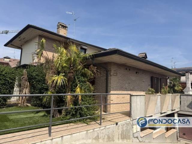 Villetta bifamiliare in vendita di 229 m² in Piazza 26 Aprile