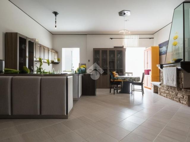 Villetta bifamiliare in vendita di 229 m² in Via Ugo Foscolo