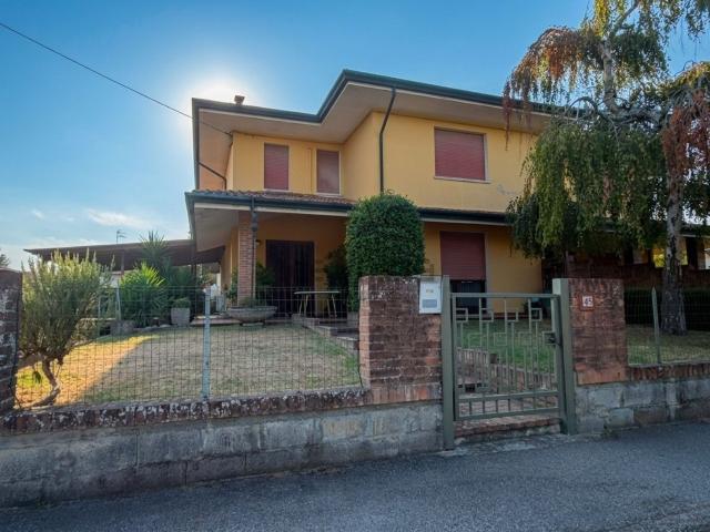 Villetta bifamiliare in vendita di 229 m² in Via della Repubblica