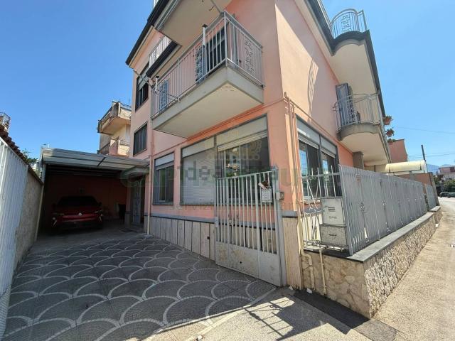 Villetta bifamiliare in vendita di 229 m² in Via Luigi Einaudi, 4