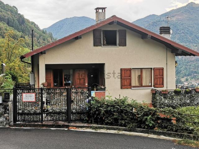 Villetta bifamiliare in vendita di 229 m² in Via Rosa del Sasso, 8