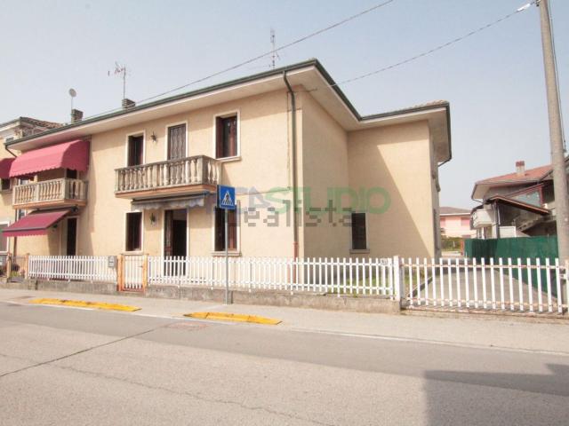 Villetta bifamiliare in vendita di 233 m² in Piazza IV Novembre