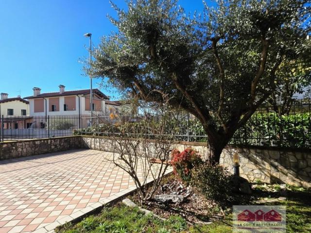 Villetta bifamiliare in vendita di 233 m² in Strada di Bertesina
