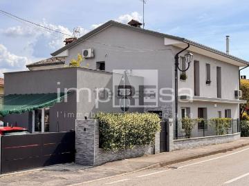 Villetta bifamiliare in vendita di 233 m² in Via Trento, 39