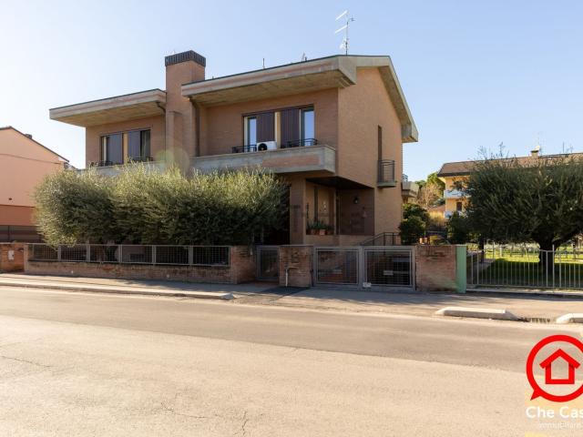 Villetta bifamiliare in vendita di 233 m² in Via Cervese, 2305