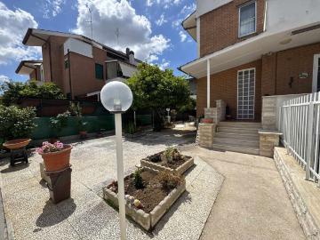 Villetta bifamiliare in vendita di 233 m² in Via Faleria, 46