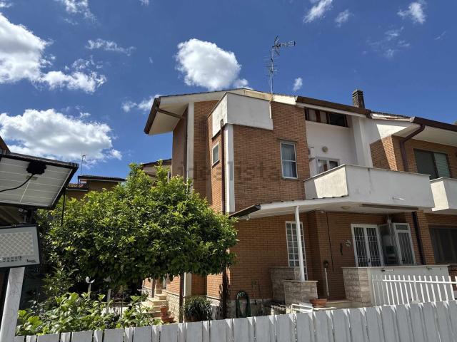 Villetta bifamiliare in vendita di 233 m² in Via Faleria, 46