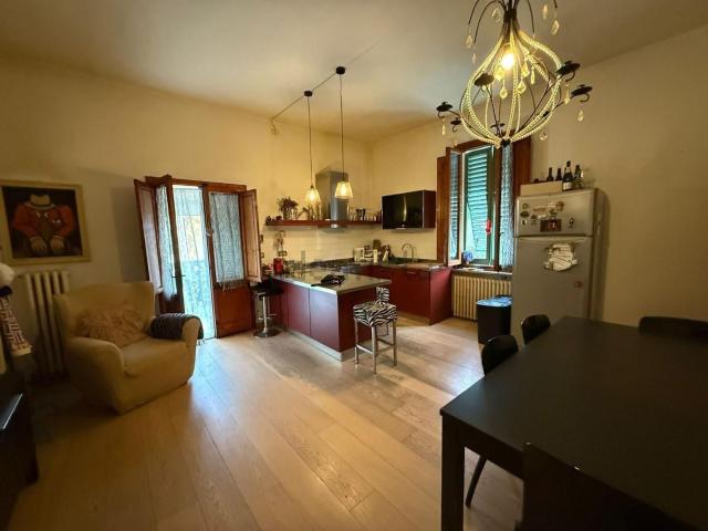 Villetta bifamiliare in vendita di 230 m² in Piazza Amilcare Donnini