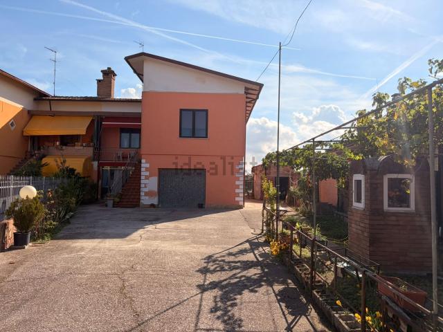 Villetta bifamiliare in vendita di 230 m² in Via 4 Novembre