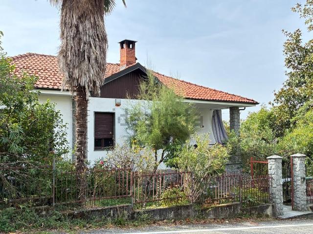 Villetta bifamiliare in vendita di 230 m² in Via Trotta, 46