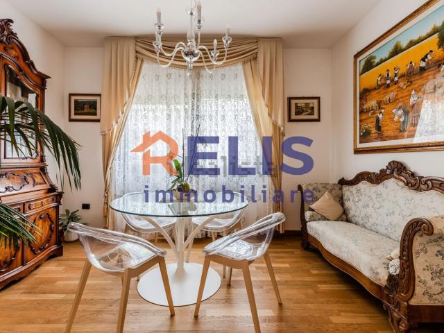 Villetta bifamiliare in vendita di 230 m² in Via Valenzia
