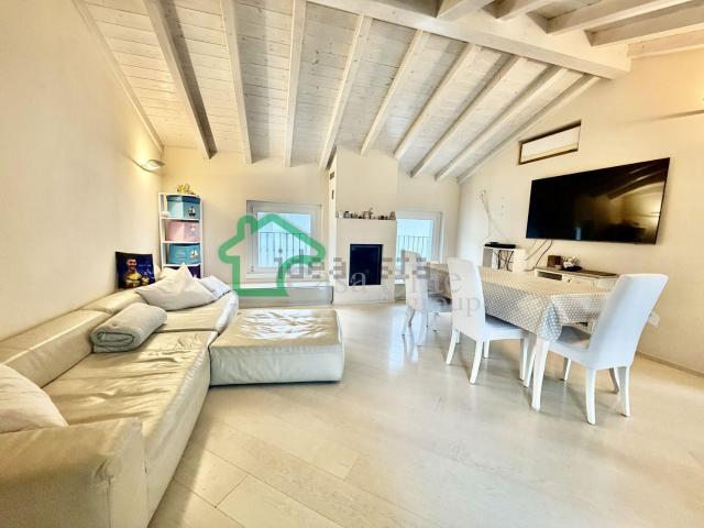 Villetta bifamiliare in vendita di 230 m² in Via Adamello