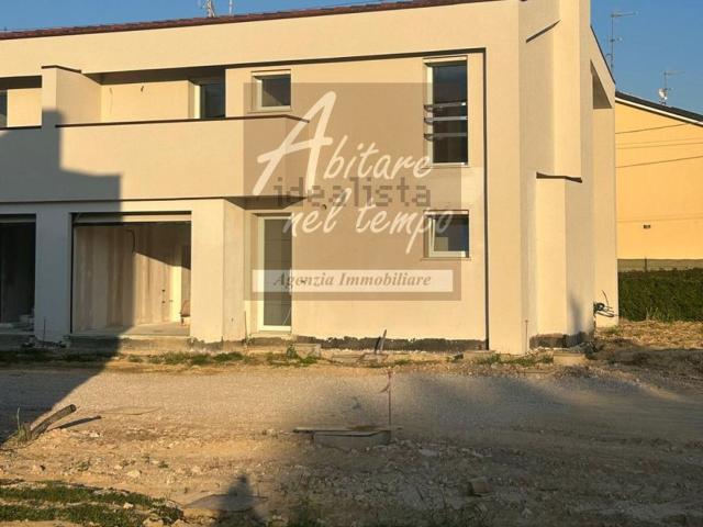 Villetta bifamiliare in vendita di 230 m² in Via Anconetta