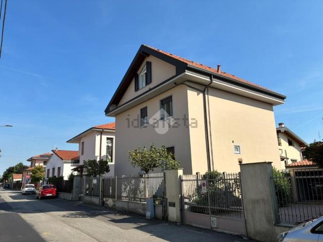 Villetta bifamiliare in vendita di 230 m² in Via Archimede, 11