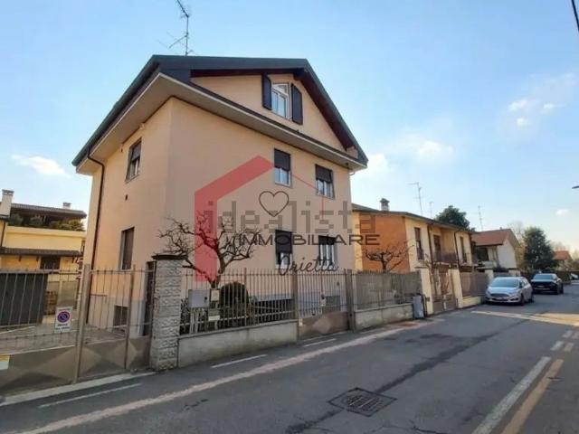 Villetta bifamiliare in vendita di 230 m² in Via Archimede, 11