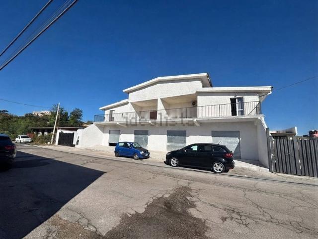 Villetta bifamiliare in vendita di 230 m² in Via Baia della Rugiada