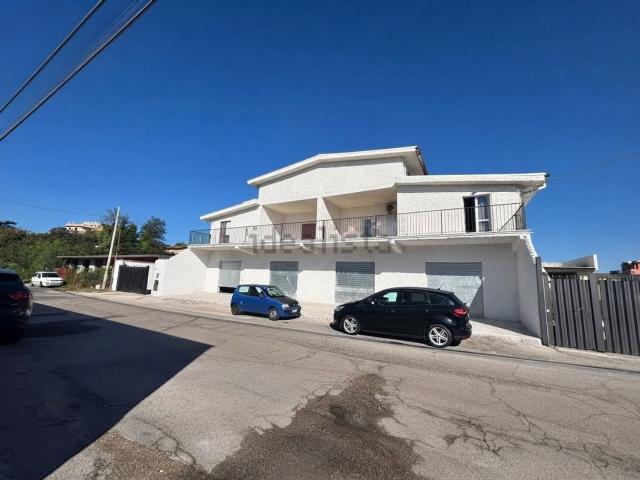 Villetta bifamiliare in vendita di 230 m² in Via Baia della Rugiada