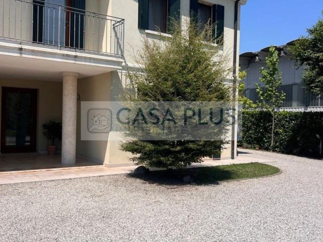 Villetta bifamiliare in vendita di 230 m² in Via Brega
