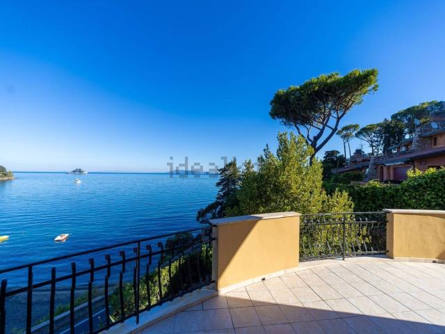 Villetta bifamiliare in vendita di 230 m² in Via Costa degli Ulivi