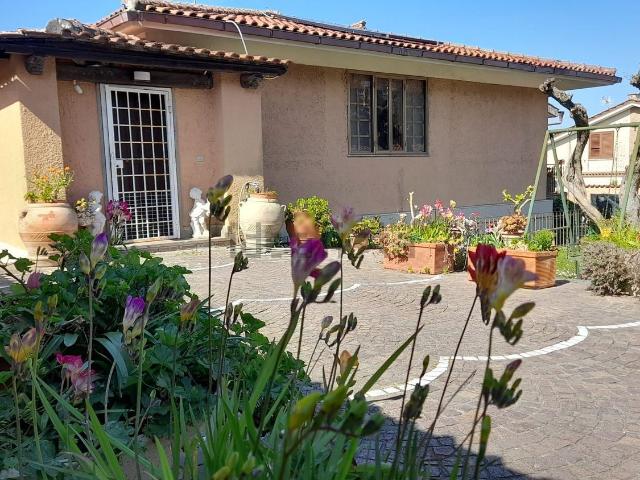 Villetta bifamiliare in vendita di 230 m² in Via dei Gelsomini