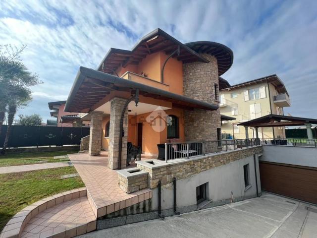 Villetta bifamiliare in vendita di 230 m² in Via dei Gelsi, 16